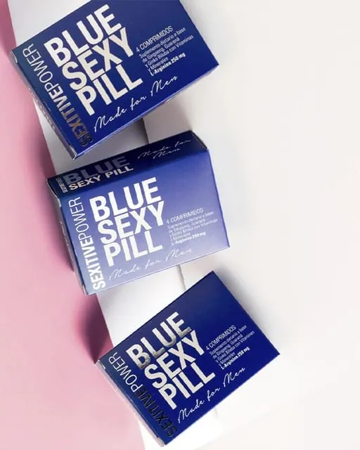 Tres cajas azules de Blue Sexy Pill, el suplemento dietario en comprimidos, sobre un fondo rosa y blanco.