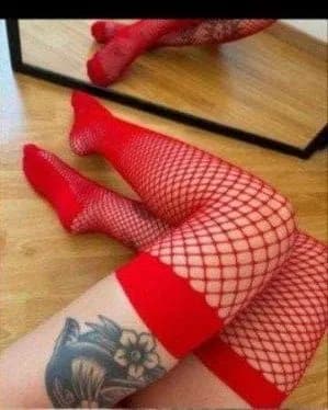 Bucaneras de red rojas hasta el muslo, con puño ancho liso en el borde.