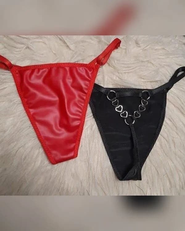 Dos colaless engomadas, una roja lisa y una negra con corazones metálicos en el frente, sobre una manta de pelo crudo.