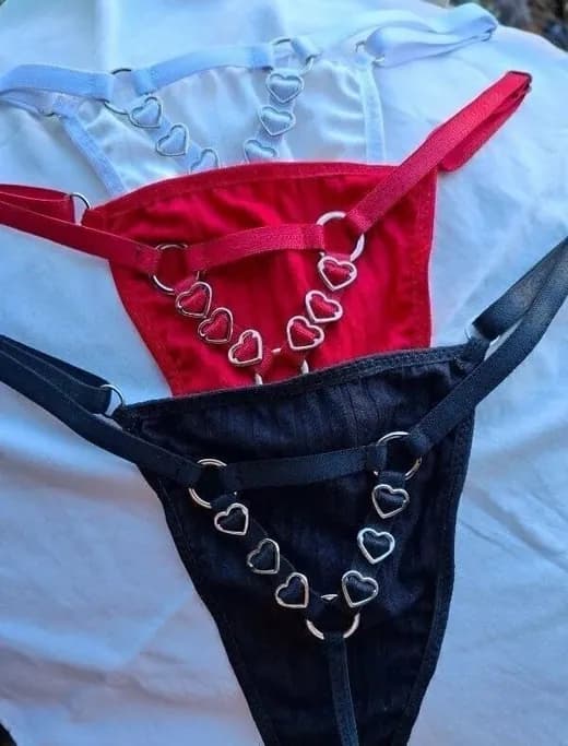 Tres colaless de morley —blanca, roja y negra— con una hilera de corazones metálicos en el frente.