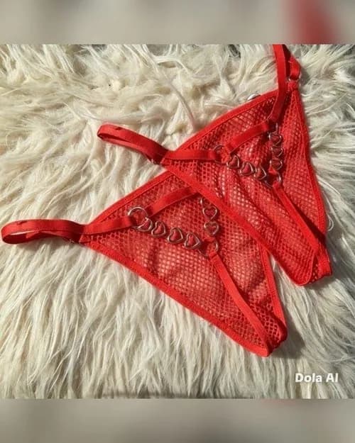 Dos colaless de red roja con una hilera de corazones metálicos en la cintura y en el frente, sobre una manta de pelo crudo.