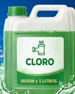 Bidón de cloro Powerclean de 5 litros, con el líquido verde, la etiqueta blanca y la tapa verde, sobre el fondo de agua y burbujas de la marca.