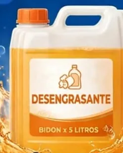 Bidón de desengrasante Powerclean de 5 litros, con el líquido naranja, la etiqueta blanca y la tapa naranja, sobre el fondo de agua y burbujas de la marca.