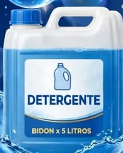 Bidón de detergente Powerclean de 5 litros, con el líquido celeste, la etiqueta blanca y la tapa azul, sobre el fondo de agua y burbujas de la marca.
