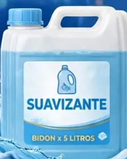 Bidón de suavizante Powerclean de 5 litros, con el líquido celeste claro, la etiqueta blanca y la tapa celeste, sobre el fondo de agua y burbujas de la marca.